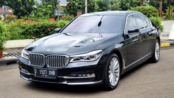 BMW Seri 7 (G12 740Li)